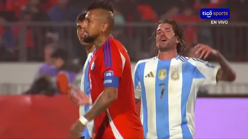 El manotazo de Vidal a De Paul en caliente duelo personal.
