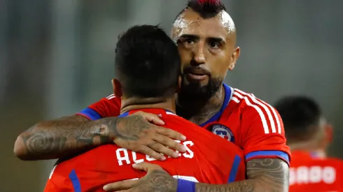 Alexis Sánchez le prestó ropa a Arturo Vidal en medio de su mal momento.
