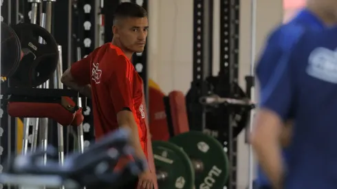 Charles Aránguiz se bajó de la fecha con la Roja por lesión.
