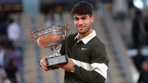 Carlos Alcaraz sostiene el trofeo de la Coupe des Mousquetaires tras su victoria en Roland Garros.
