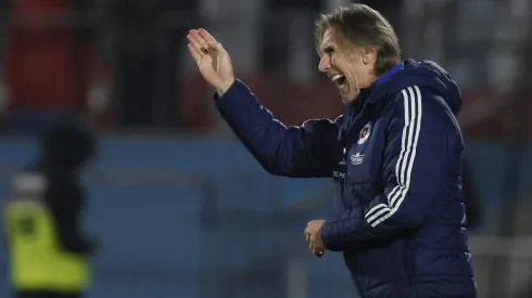 Ricardo Gareca fue apretado por un jugador de la Roja.
