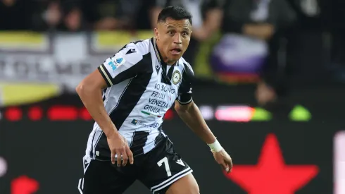 Notable defensa friulana a Alexis Sánchez.
