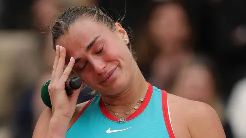 Aryna Sabalenka llora tras su derrota ante Coco Gauff en la final de Roland Garros.
