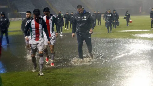 Jaime García mete hasta los pies al agua para sacar a Huachipato.
