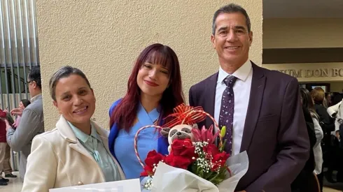 El ex golero luce orgulloso junto a su familia.
