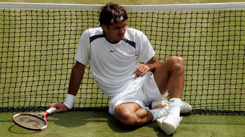 Roger Federer se toma un inusual descanso en su partido contra Fernando González en Wimbledon 2005.
