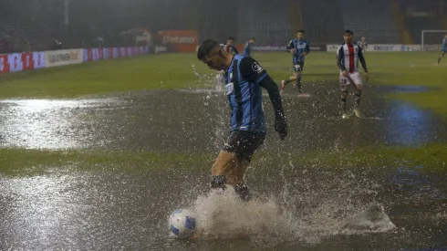 Así se jugó el partido entre Huachipato vs Palestino con la cancha bajo el agua.
