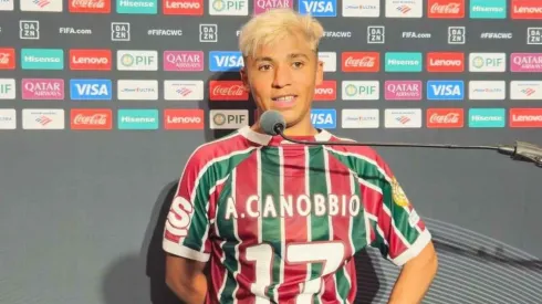 Marcelo Allende con la camiseta de su ex compañero Canobbio, de Fluminense

