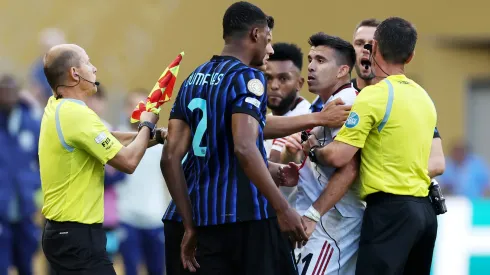 Marcos Acuña y Denzel Dumfries se fueron a las manos en Mundial de Clubes.
