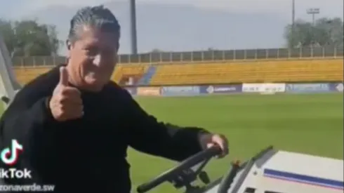 Juan Carlos Letelier trabaja como canchero en La Pintana actualmente
