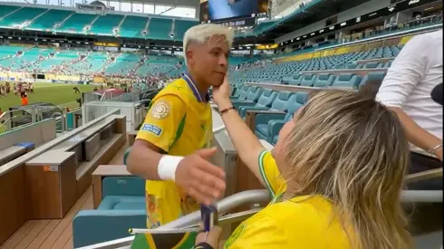 Marcelo Allende junto a su mamá Cecilia tras el partido del Mamelodi en Miami
