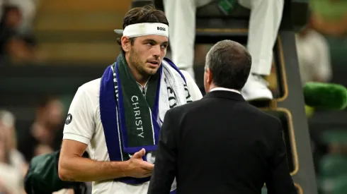 Taylor Fritz habla con un árbitro tras la suspensión del partido.
