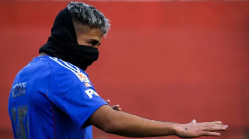 Lucas Assadi celebró con un cuello de polar.
