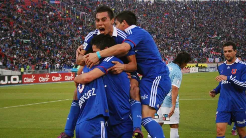 Eduardo Vargas se alinea con sus compañeros de U de Chile.
