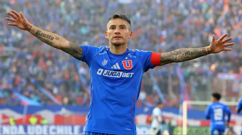 Charles Aránguiz le dio el triunfo a la U en el Superclásico.
