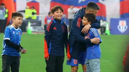 Charles Aránguiz comparte con su hijo y los de los compañeros en la U.
