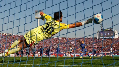 Charles Aránguiz anotó uno de los tres penales del Superclásico 197.
