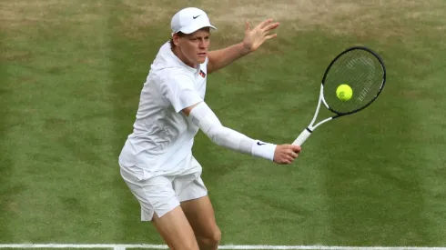 Jannik Sinner vence a Carlos Alcaraz y gana Wimbledon por primera vez.
