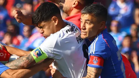 Hinchas de la U aplauden a Aránguiz: supuestamente Pavez quiso chocar al lesionado Ramírez y Charles lo evitó.
