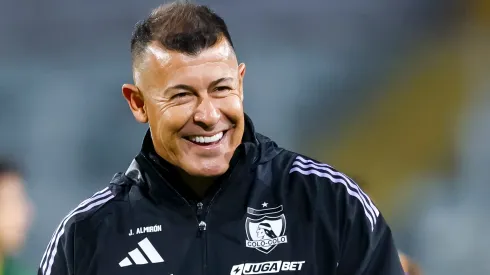 En su peor momento en Colo Colo, Jorge Almirón vuelve a sonreir.
