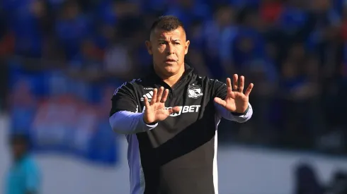 Almirón vive días claves en Colo Colo tras perder los dos clásicos
