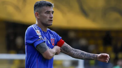 Charles Aránguiz saca jineta en U de Chile.
