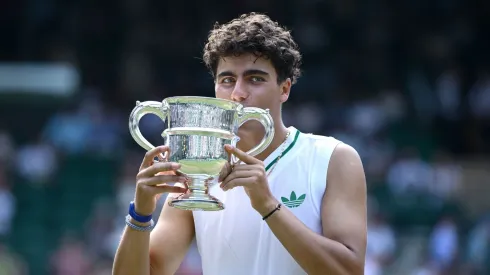 Ivan Ivanov con el trofeo de Wimbledon Junior
