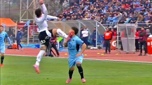 Alan Saldivia no recibió tarjeta roja por esta acción ante O'Higgins.

