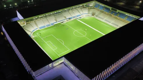 La cancha del nuevo estadio de la Católica aprueba su primera lluvia.
