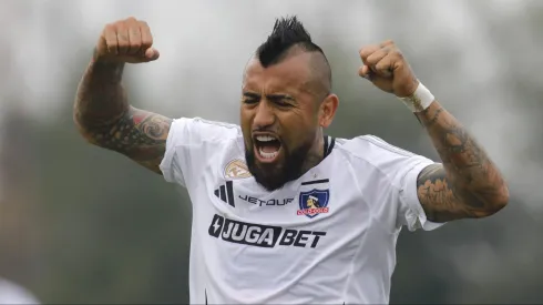 Arturo Vidal se las ingenió para estar ante la UC.
