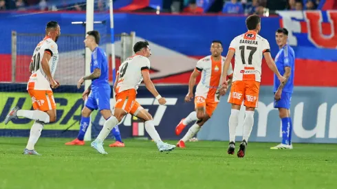 Cobresal aleja a U de Chile de la cima en Liga de Primera.
