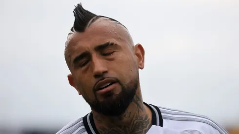 Arturo Vidal perdió la paciencia con el arbitraje... otra vez.
