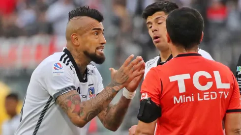 Arturo Vidal sigue quejándose por penal que le cobraron a Colo Colo.
