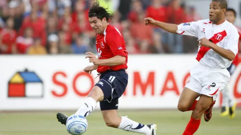 Marcelo Salas definiendo ante Perú, con la zurda.
