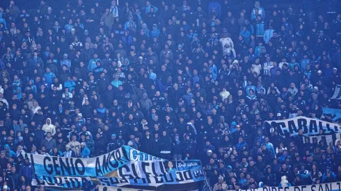 Hinchas de Racing pasan dos días dentro del estadio de Peñarol.
