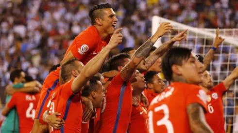 Tres reconocidas figuras del fútbol chileno salen del retiro para estar en inédito mundial. 
