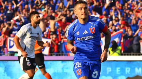 U de Chile supera a Colo Colo en la cancha y en las camisetas.
