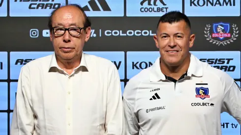 Alfredo Stöhwing, presidente de Colo Colo al momento de firmar a Jorge Almirón.
