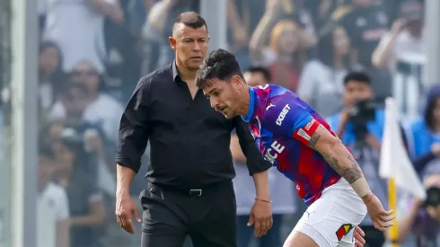 Caamaño en picada contra Colo Colo, Almirón y Blanco y Negro.

