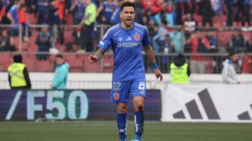 Matías Zaldivia golpea la mesa en la U antes del viaje.
