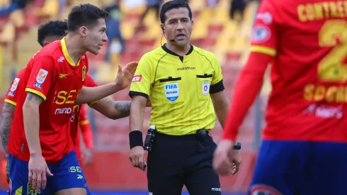 Felipe González dirigió polémico empate de Unión Española con Iquique.
