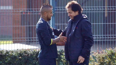 Hugo González, formador de Arturo Vidal, será DT interino de Colo Colo.
