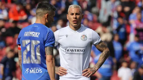 Director de Azul Azul adolorido con gesto de hinchas de la U con Eduardo Vargas.
