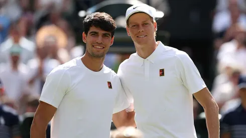 Carlos Alcaraz y Jannik Sinner en la final de Wimbledon 2025.
