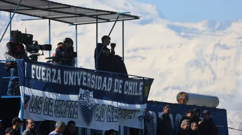 El apoyo de un equipo de la B hacia la U.
