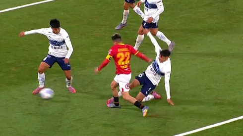 Primera polémica en el Claro Arena de la UC.
