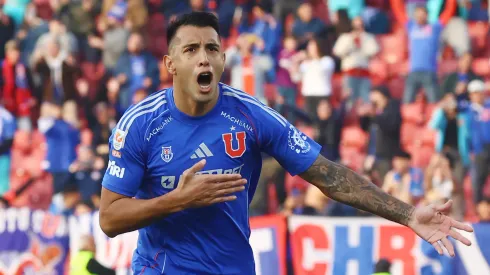 Gran gesto de delantero de la U con hinchas que no puede volver a Chile tras la masacre criminal de Independiente. 
