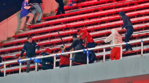 Incidentes entre hinchas de la U e Independiente traer insólitos coletazos.
