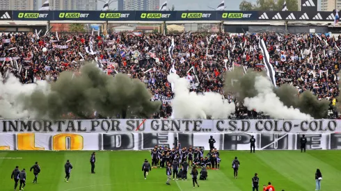Un grupo de hinchas albos diseño un polémico lienzo contra la U.
