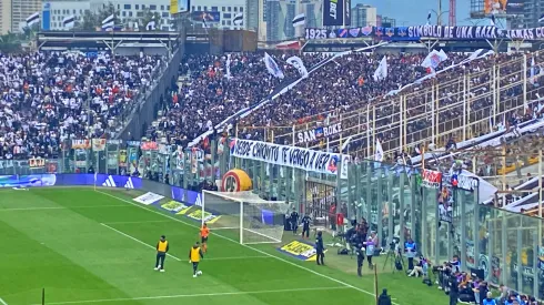 Desde el sector Galvarino del Estadio Monumental, cayó un hincha del techo que falleció.
